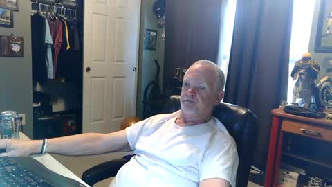 Snapshot of midwestdad09 chatting on June 26, 2026, 1:37 pm midwestdad09 online show from June 26, 2026, 1:37 pm
