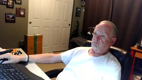 Snapshot of midwestdad09 chatting on July 5, 2026, 9:27 am midwestdad09 online show from July 5, 2026, 9:27 am