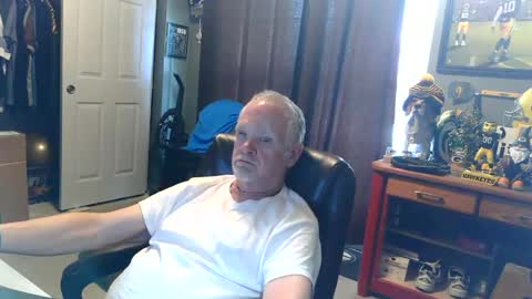 Snapshot of midwestdad09 chatting on July 10, 2026, 7:49 pm midwestdad09 online show from July 10, 2026, 7:49 pm