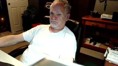 Snapshot of midwestdad09 chatting on July 29, 2026, 12:42 am midwestdad09 online show from July 29, 2026, 12:42 am