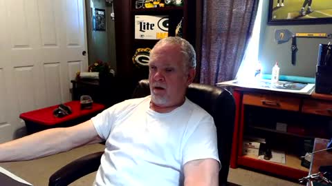 Snapshot of midwestdad09 chatting on August 4, 2026, 6:32 pm midwestdad09 online show from August 4, 2026, 6:32 pm