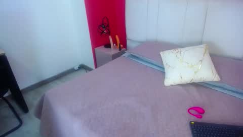 Miia colliins   online show from September 22, 2025, 1:24 pm