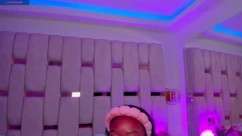 Miia Schwarz  online show from April 26, 2026, 1:53 pm