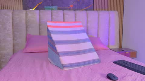 miia scoott  online show from December 16, 2025, 11:59 am