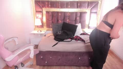 Snapshot of miia_thompson_1 chatting on January 7, 2025, 9:40 am M I I A online show from January 7, 2025, 9:40 am