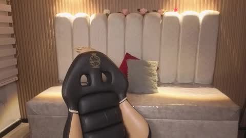 miiaa_evans1 online show from February 24, 2026, 8:29 pm