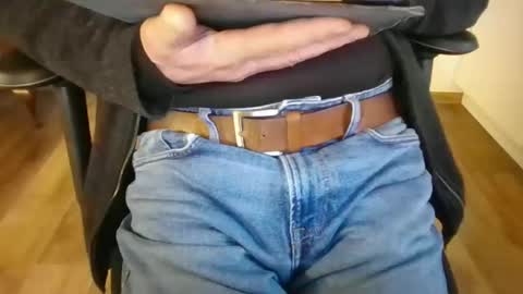 mik online show from December 5, 2025, 1:31 pm