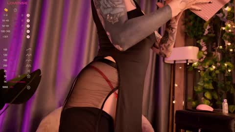 mika_moon_ online show from December 13, 2024, 2:43 am