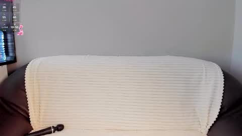 mikasssu online show from November 3, 2025, 9:32 am