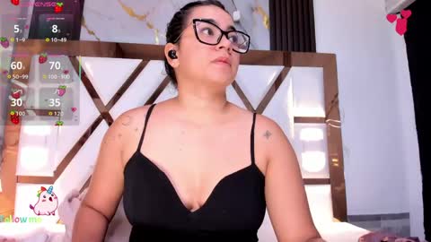 Camila online show from April 19, 2026, 5:34 pm