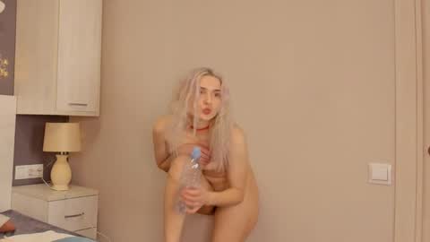 mila_demure online show from February 19, 2025, 2:44 pm