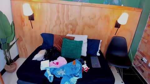 Mila and samy online show from October 19, 2025, 11:55 am