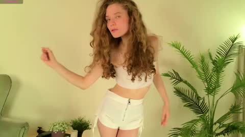 Snapshot of mila_stain chatting on May 16, 2026, 7:27 am Mila online show from May 16, 2026, 7:27 am