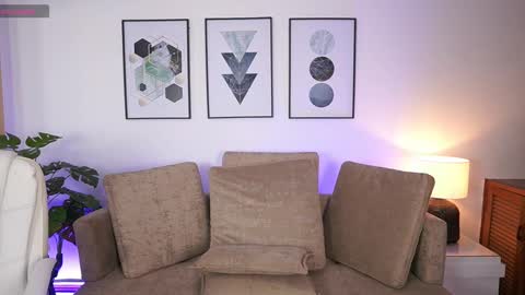 milacrave online show from September 9, 2025, 11:43 am