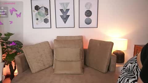 milacrave online show from September 17, 2025, 11:34 am