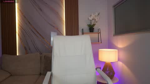 milacrave online show from December 17, 2025, 11:38 am