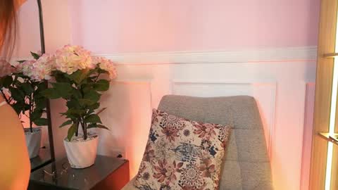 milacrave online show from April 3, 2026, 11:41 am