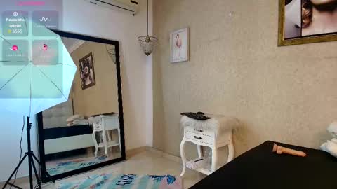 miladiosa online show from December 3, 2025, 12:03 pm