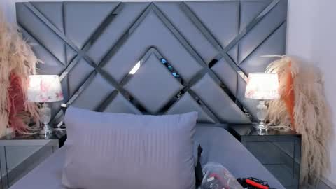 milan_lewiss online show from September 25, 2025, 6:44 pm