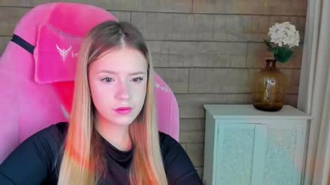 MilanaBalmain online show from September 28, 2025, 4:07 am