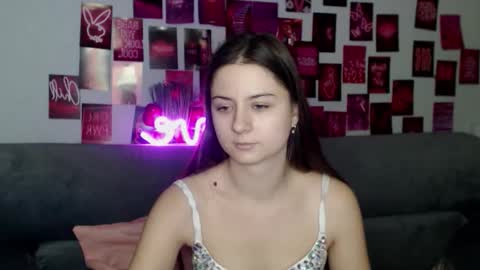 milanaroz online show from November 17, 2025, 2:12 pm