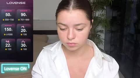 Snapshot of milania_hot_foxy chatting on September 18, 2025, 10:45 pm Mila online show from September 18, 2025, 10:45 pm