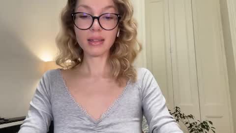 Mila online show from October 23, 2025, 4:06 pm