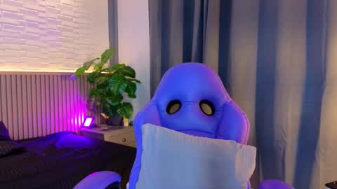 milena_lawson online show from November 5, 2025, 10:48 am