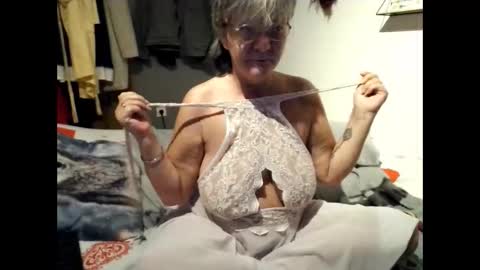 Milfchantal online show from September 27, 2025, 2:49 am