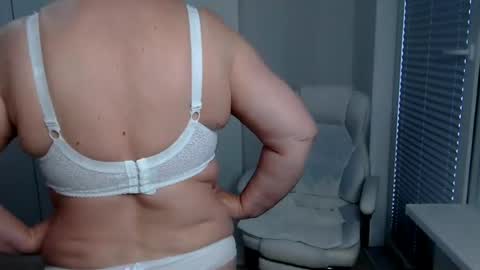 Snapshot of milfscarlette chatting on July 3, 2026, 6:20 am MilfScarlette online show from July 3, 2026, 6:20 am