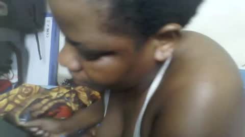 Snapshot of milk_titz chatting on December 18, 2024, 7:30 pm kinwity online show from December 18, 2024, 7:30 pm