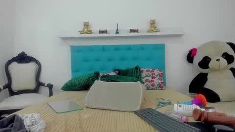 milky_emma online show from March 12, 2025, 4:35 pm