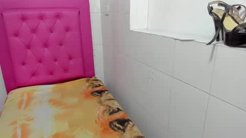 milkyway_18 online show from September 27, 2025, 2:33 pm