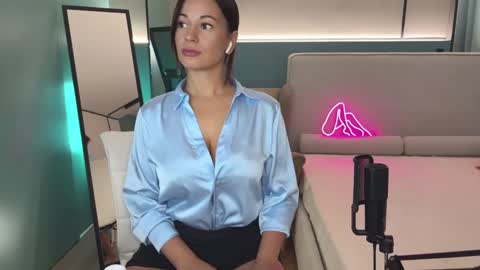 Mila online show from February 13, 2025, 5:11 pm