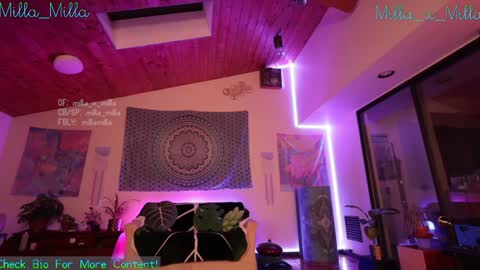 milla_milla online show from December 10, 2024, 2:39 pm