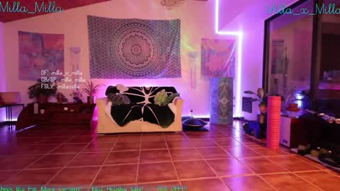 milla_milla online show from December 29, 2024, 7:50 am