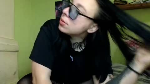 Snapshot of millasourrety chatting on April 21, 2026, 7:03 am MillaSourretY online show from April 21, 2026, 7:03 am