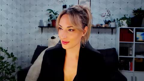 MillaXQueen online show from November 30, 2025, 2:43 pm