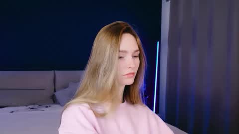 Mila online show from December 1, 2025, 7:13 am