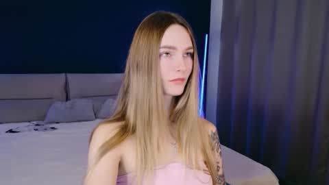 Mila online show from December 3, 2025, 7:27 am