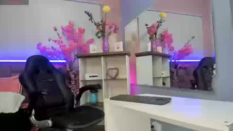  Milu Belucci  online show from September 20, 2025, 4:19 pm