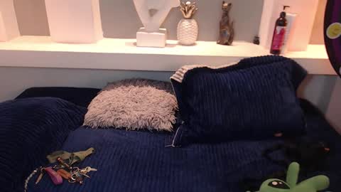 Milu Wallace  online show from October 21, 2025, 11:38 pm