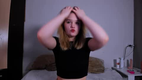 hi Im Mina  online show from February 10, 2025, 1:14 am