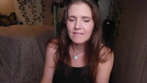 Snapshot of mindymounds chatting on July 17, 2026, 12:01 pm Mindy online show from July 17, 2026, 12:01 pm