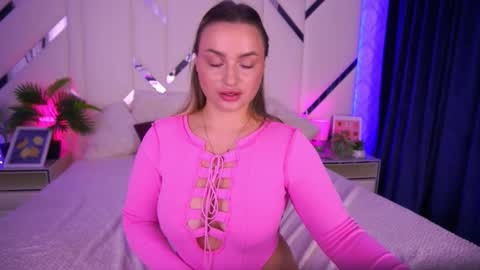 minifox_ online show from October 11, 2025, 8:24 am