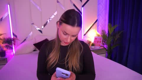 minifox_ online show from November 25, 2025, 9:42 am