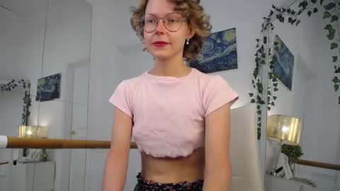 mira_marni online show from September 30, 2025, 11:15 am