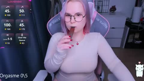 Kira online show from April 20, 2026, 7:26 pm