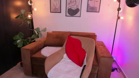 Charlize online show from April 21, 2026, 1:53 am