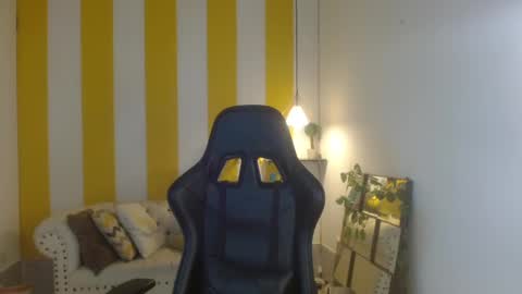 miss_honey1 online show from February 6, 2025, 11:48 pm